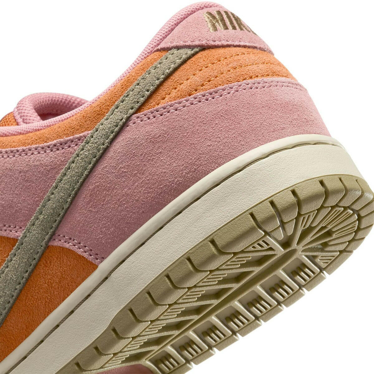 Nike SB - Dunk Low Pro Shoes Red Stardust.