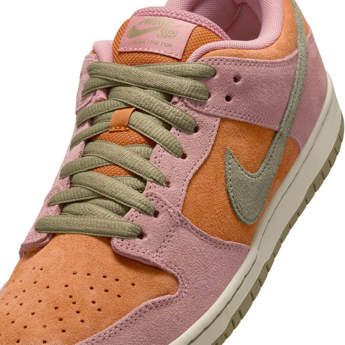Nike SB - Dunk Low Pro Shoes Red Stardust.